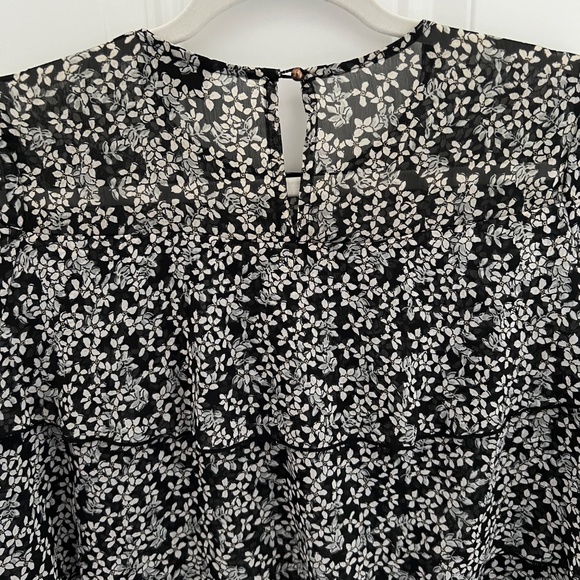 Who What Wear black and white floral layered 3/4 flutter sleeve dress - Picture 3 of 3